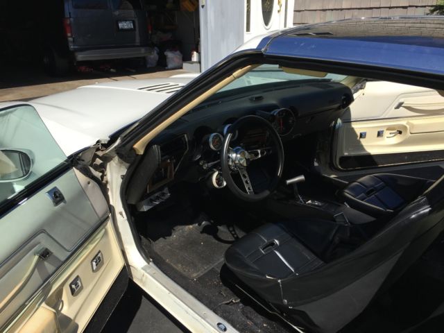 1975 White Oldsmobile Cutlass Coupe