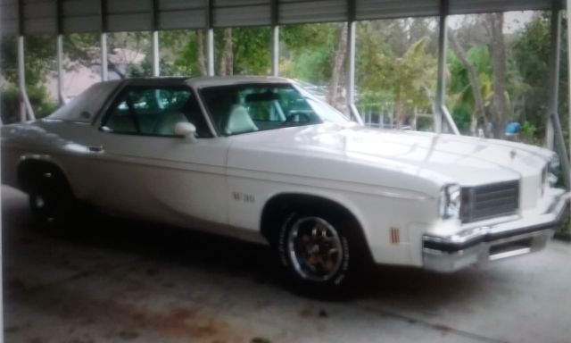 1975 White Oldsmobile 442 Coupe