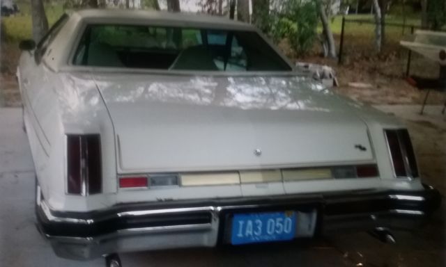 1975 White Oldsmobile 442 Coupe