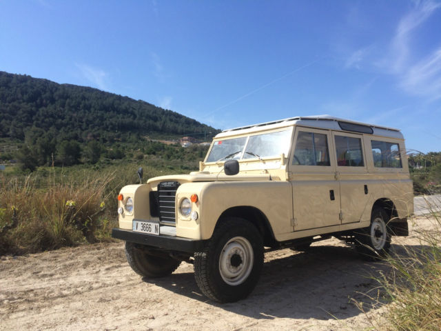 1975 Yellow Land Rover Defender