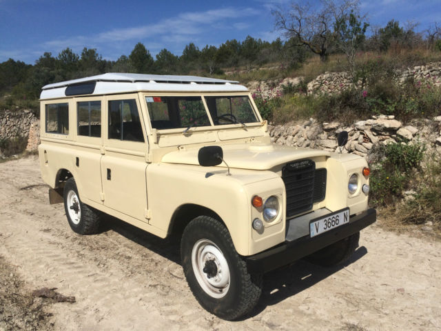 1975 Yellow Land Rover Defender