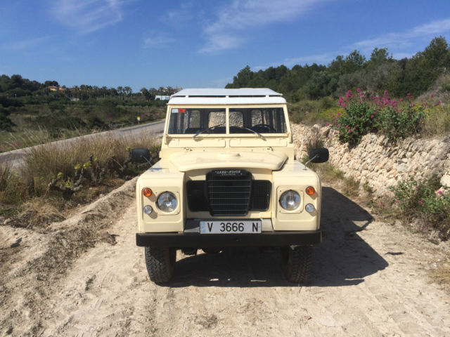 1975 Yellow Land Rover Defender