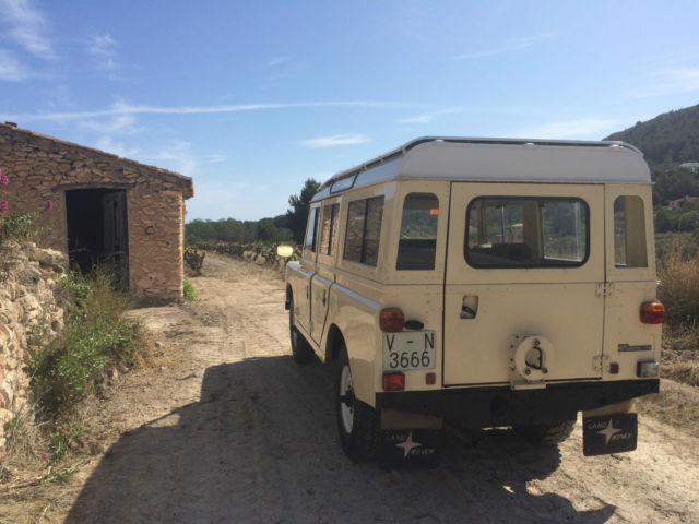 1975 Yellow Land Rover Defender