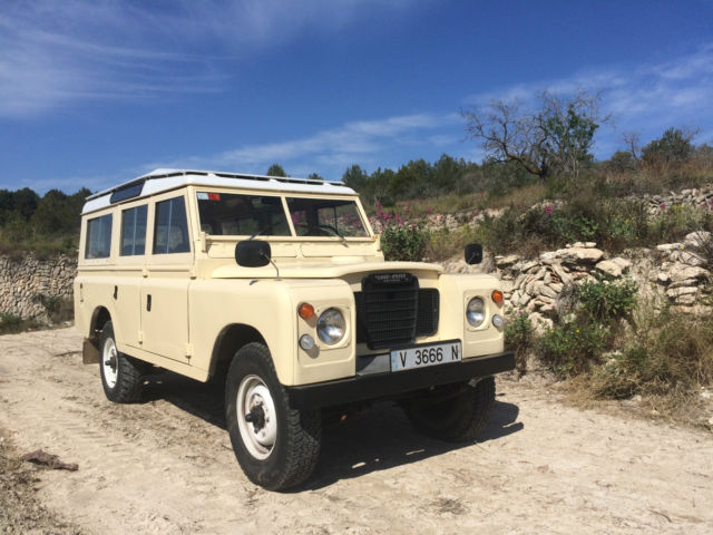 1975 Yellow Land Rover Defender