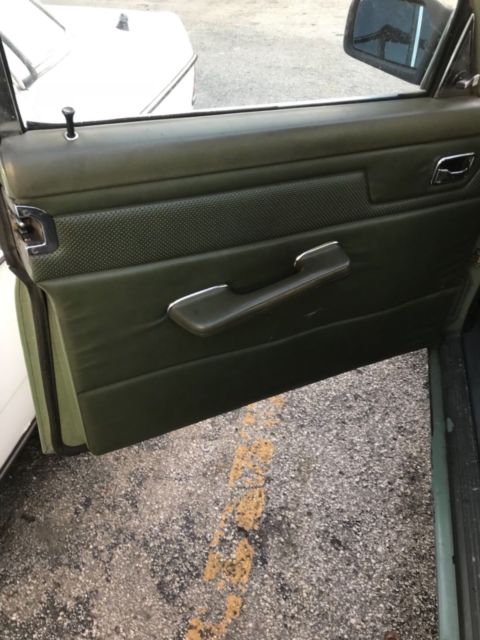 1975 Green Mercedes-Benz 200-Series Sedan