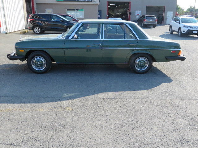 1975 Green Mercedes-Benz 300-Series Sedan