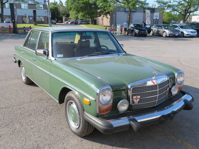 1975 Green Mercedes-Benz 300-Series Sedan