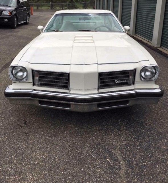 1975 White Oldsmobile Cutlass Coupe