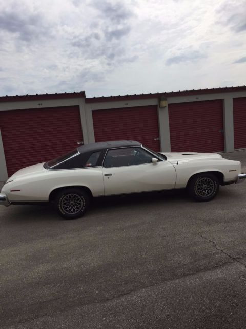 1975 White Pontiac Le Mans Coupe