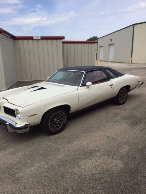 1975 White Pontiac Le Mans Coupe
