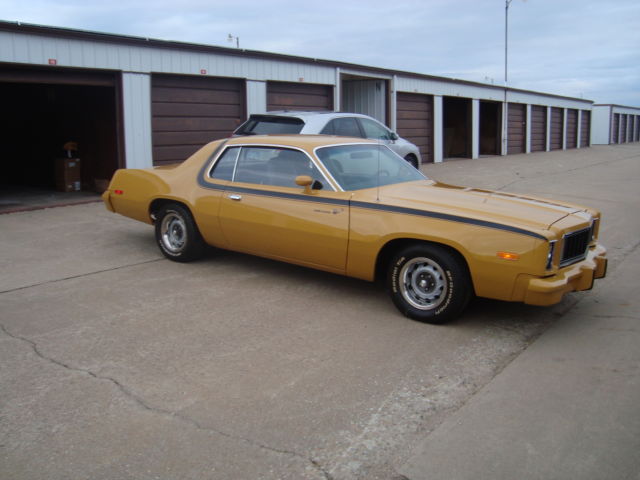 1975 Yellow Plymouth Road Runner Coupe