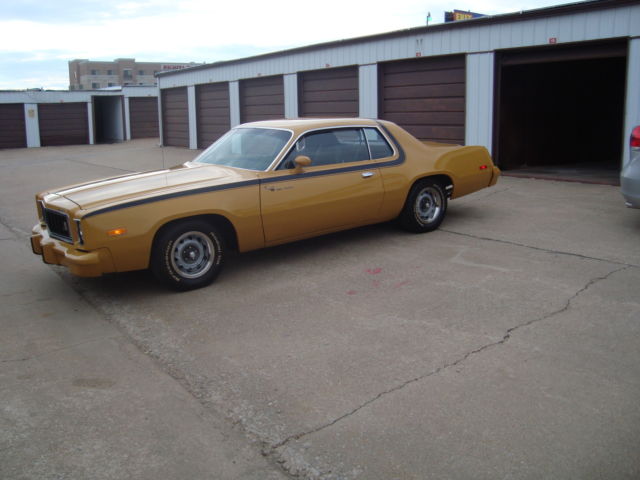 1975 Yellow Plymouth Road Runner Coupe
