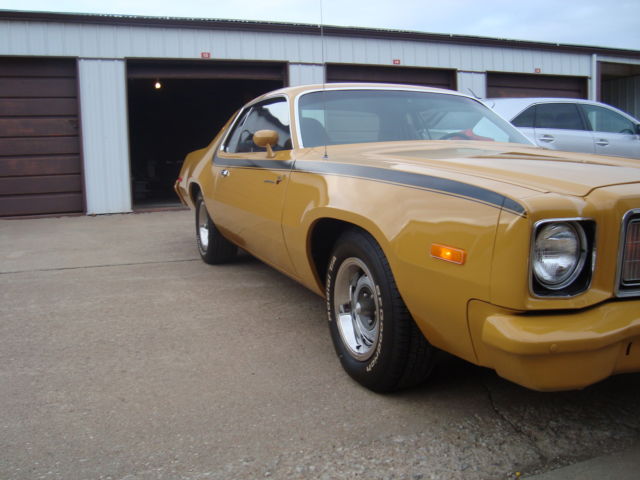 1975 Yellow Plymouth Road Runner Coupe