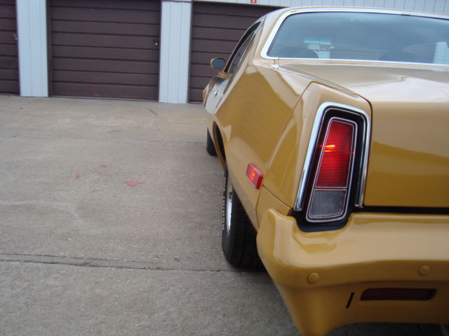 1975 Yellow Plymouth Road Runner Coupe