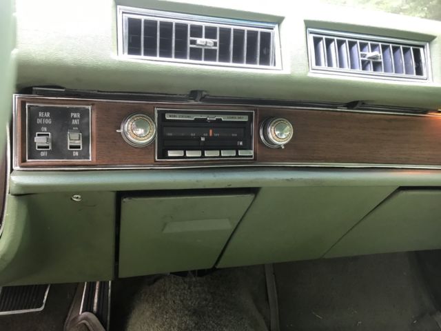 1975 Gray/green Cadillac DeVille Sedan