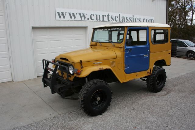 1975 Yellow Toyota FJ Cruiser SUV