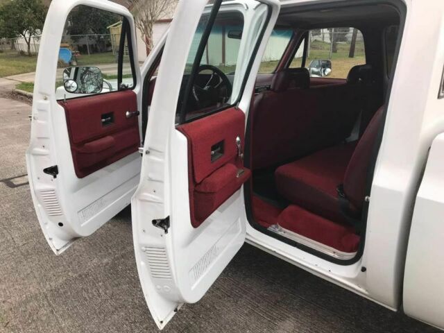 1976 White Chevrolet C30 Dually