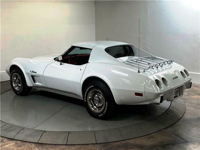 1976 White Chevrolet Corvette Coupe