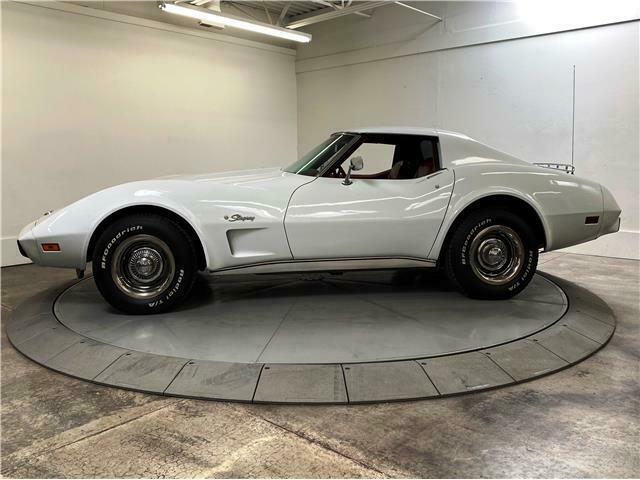 1976 White Chevrolet Corvette Coupe