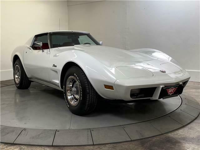1976 White Chevrolet Corvette Coupe
