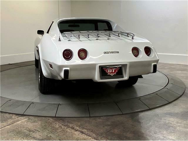 1976 White Chevrolet Corvette Coupe