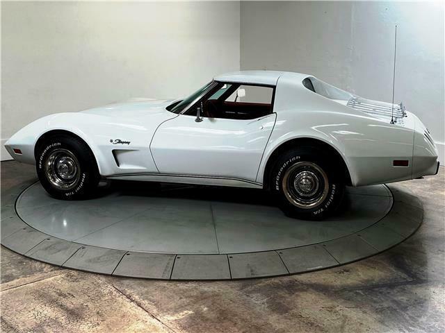 1976 White Chevrolet Corvette Coupe