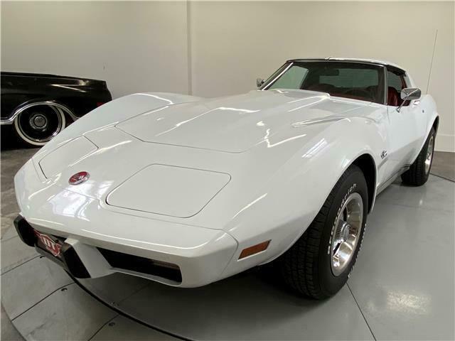 1976 White Chevrolet Corvette Coupe