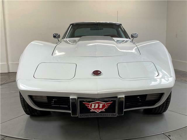 1976 White Chevrolet Corvette Coupe