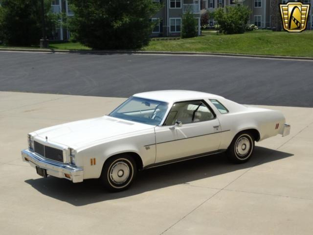 1976 White Chevrolet Malibu --
