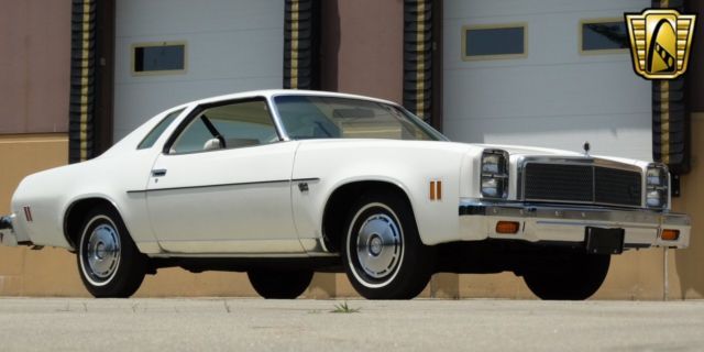 1976 White Chevrolet Malibu --