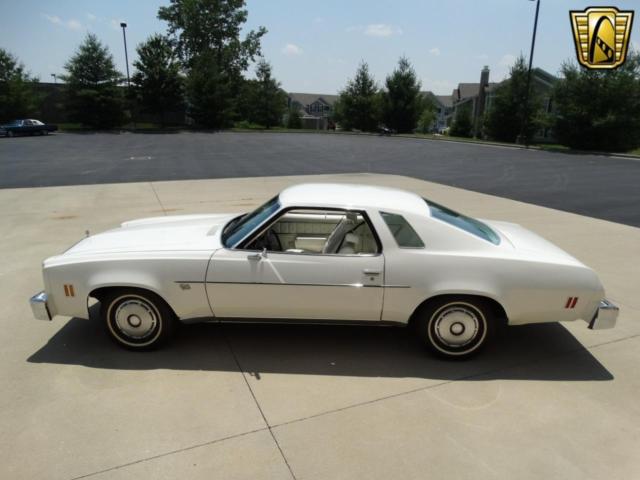 1976 White Chevrolet Malibu --