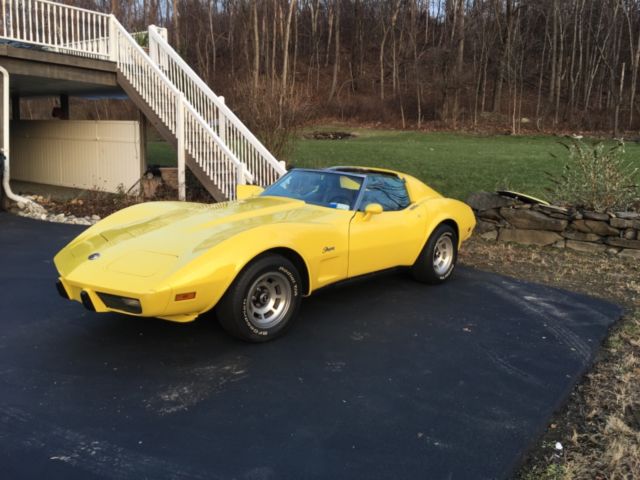 1976 Yellow Chevrolet Corvette Coupe