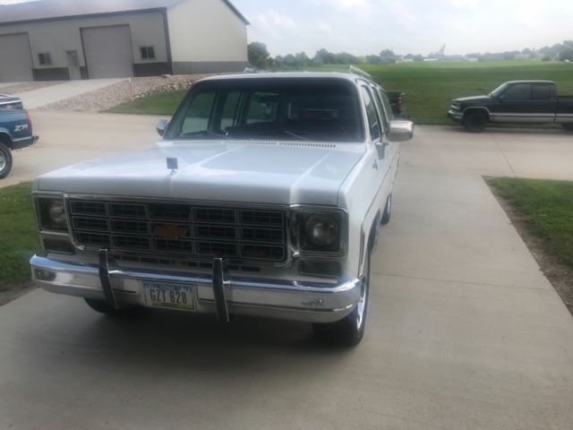 1976 White Chevrolet Suburban SUV