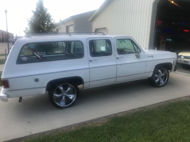 1976 White Chevrolet Suburban SUV