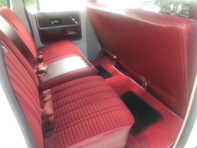 1976 White Chevrolet Suburban SUV