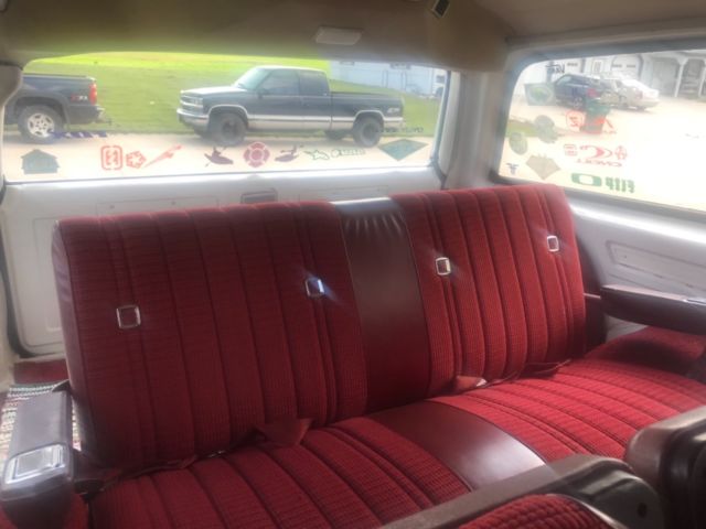 1976 White Chevrolet Suburban SUV