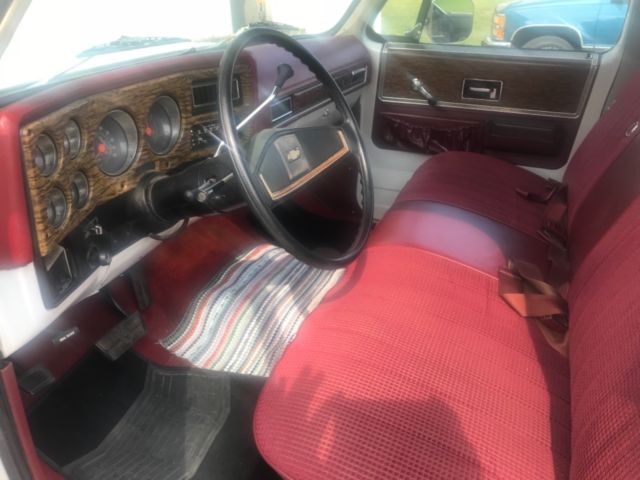 1976 White Chevrolet Suburban SUV