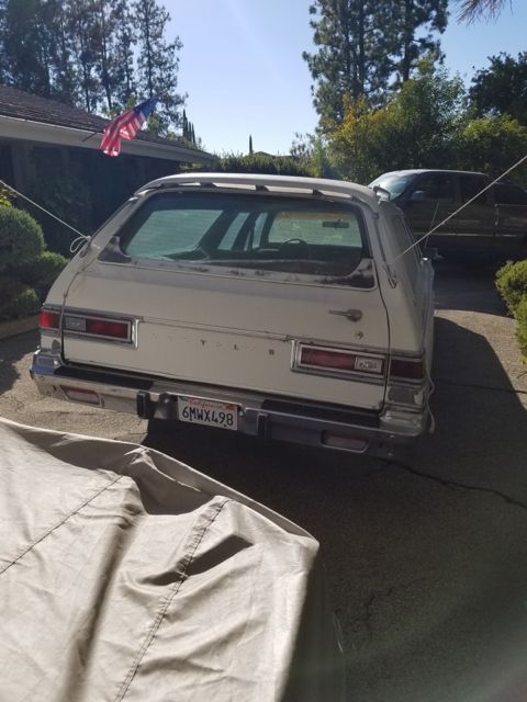 1976 White Chrysler Town & Country Wagon