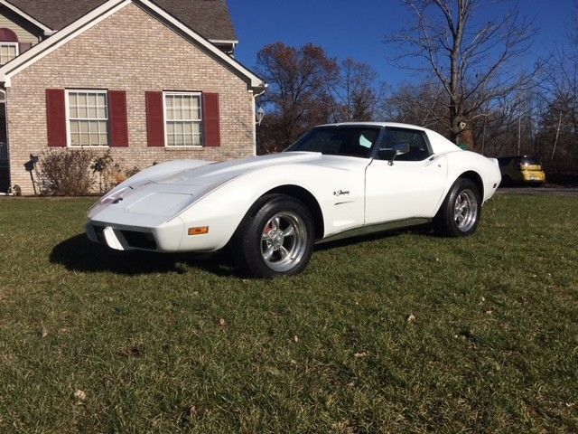 1976 White Chevrolet Corvette Coupe