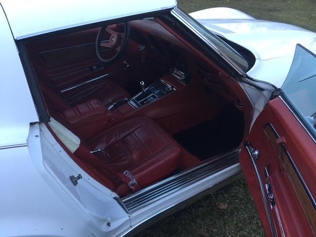 1976 White Chevrolet Corvette Coupe