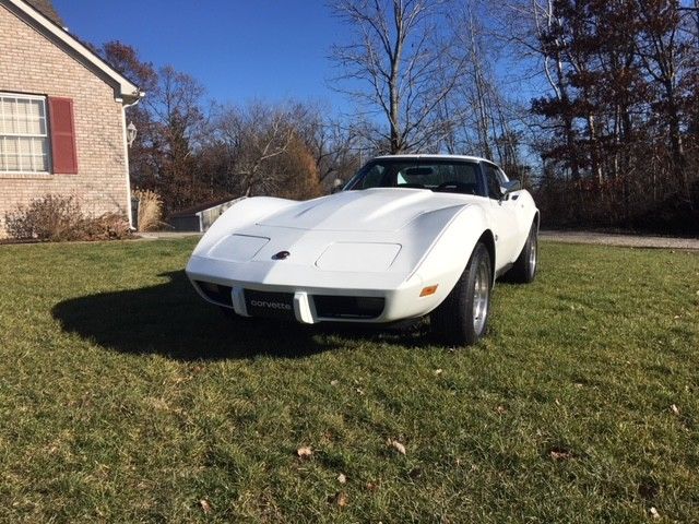 1976 White Chevrolet Corvette Coupe