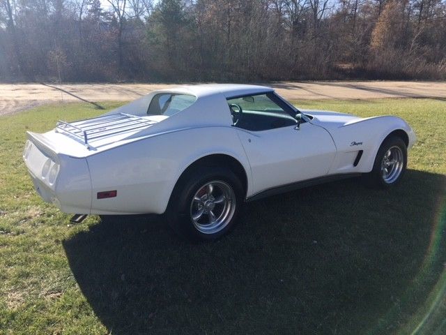 1976 White Chevrolet Corvette Coupe