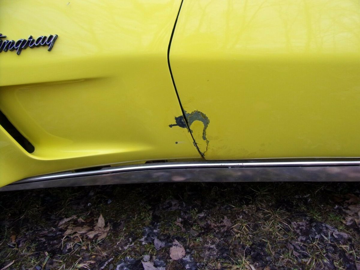 1976 Yellow Chevrolet Corvette Coupe