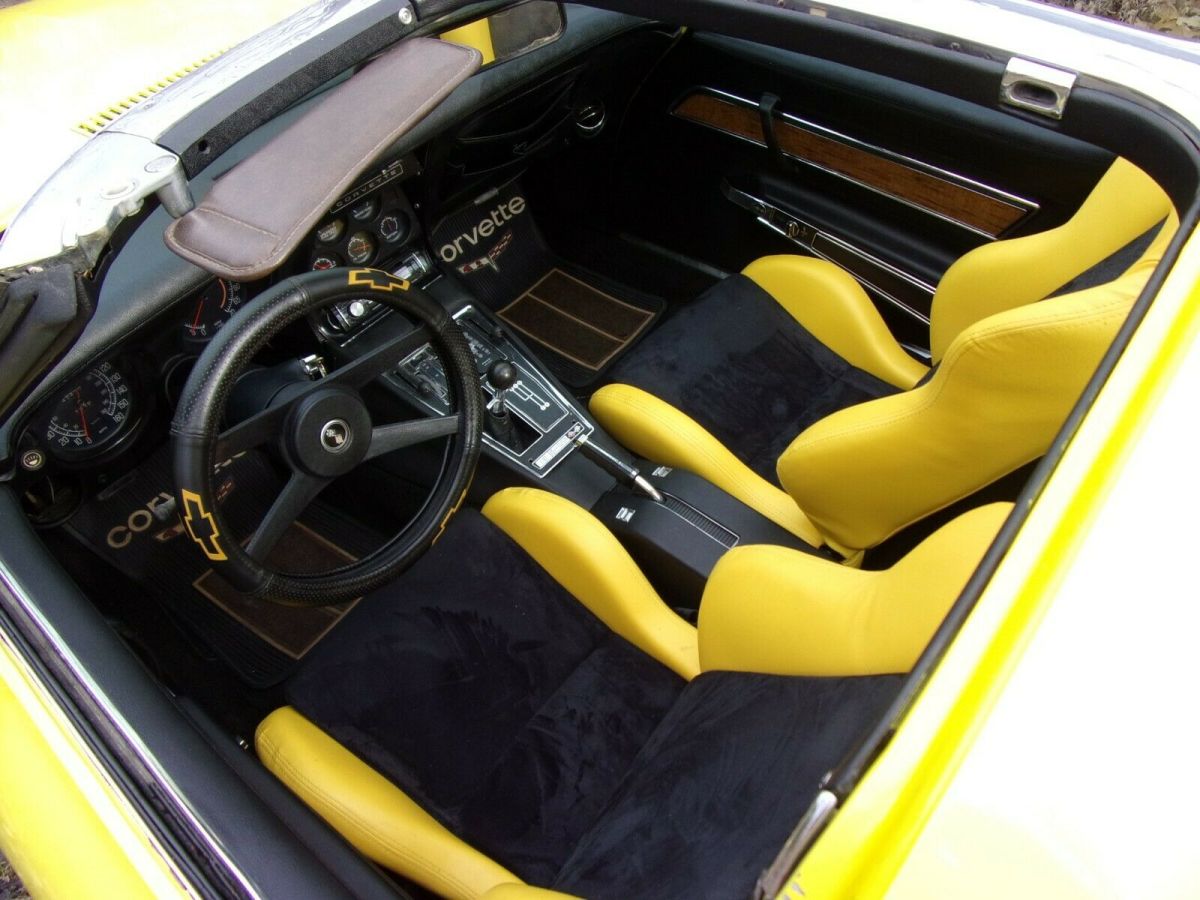 1976 Yellow Chevrolet Corvette Coupe