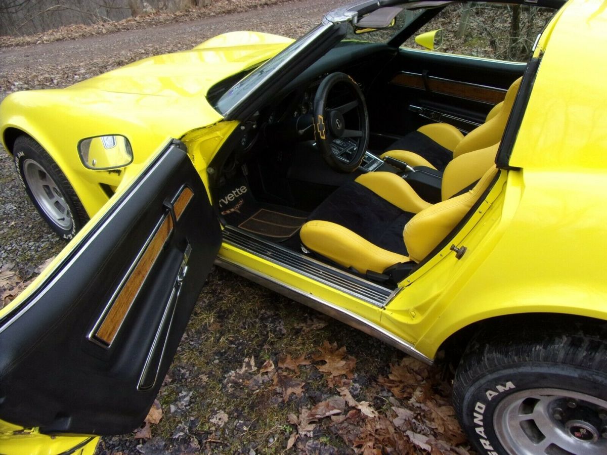 1976 Yellow Chevrolet Corvette Coupe