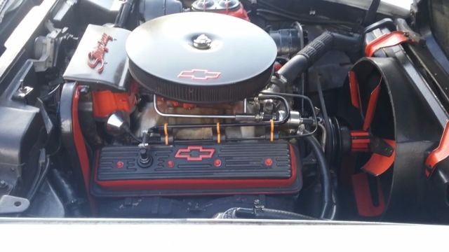 1976 White Chevrolet Corvette Coupe