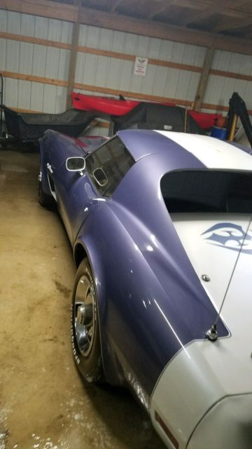 1976 White Chevrolet Corvette Coupe