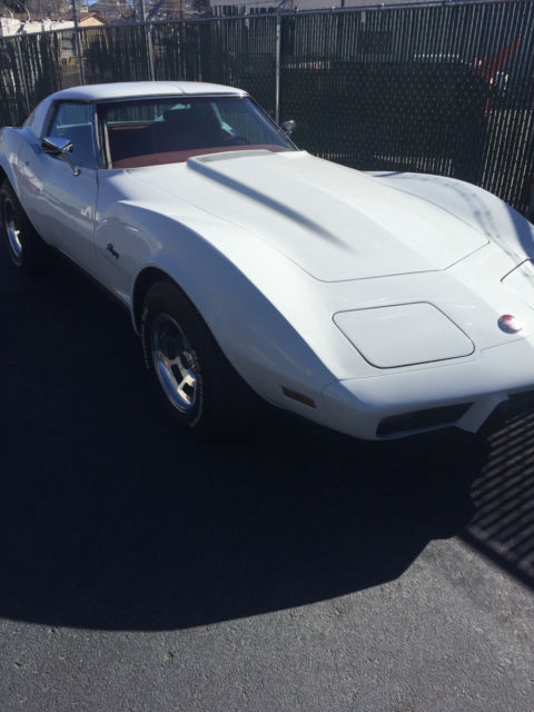 1976 White Chevrolet Corvette Coupe