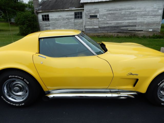 1976 Yellow Chevrolet Corvette Coupe