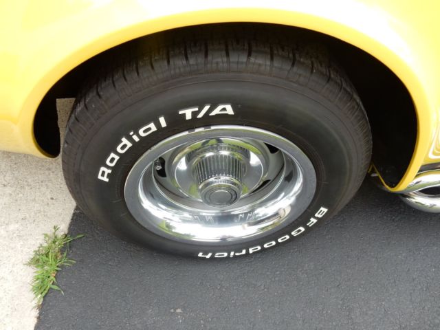 1976 Yellow Chevrolet Corvette Coupe